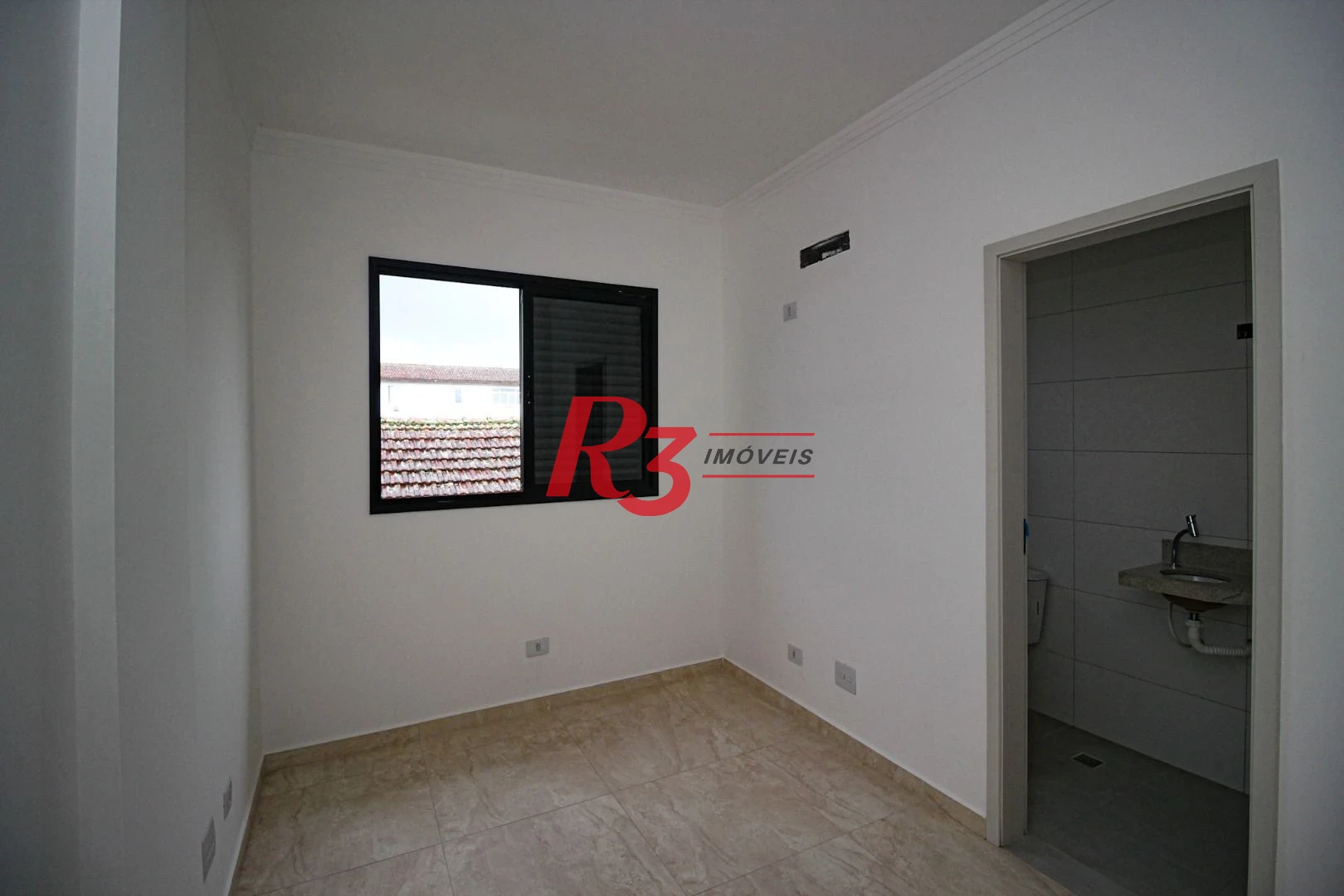 Sobrado triplex  à venda  em villagio no bairro do Macuco. 94 m², 2 suítes, vaga para carro e moto e espaço com churrasqueira !