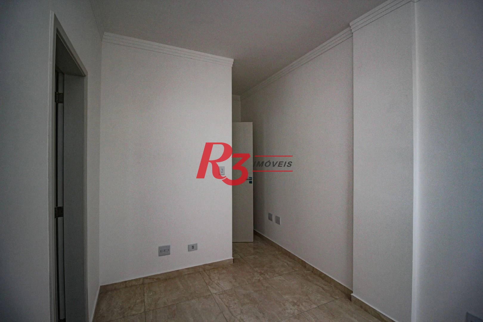 Sobrado triplex  à venda  em villagio no bairro do Macuco. 94 m², 2 suítes, vaga para carro e moto e espaço com churrasqueira !