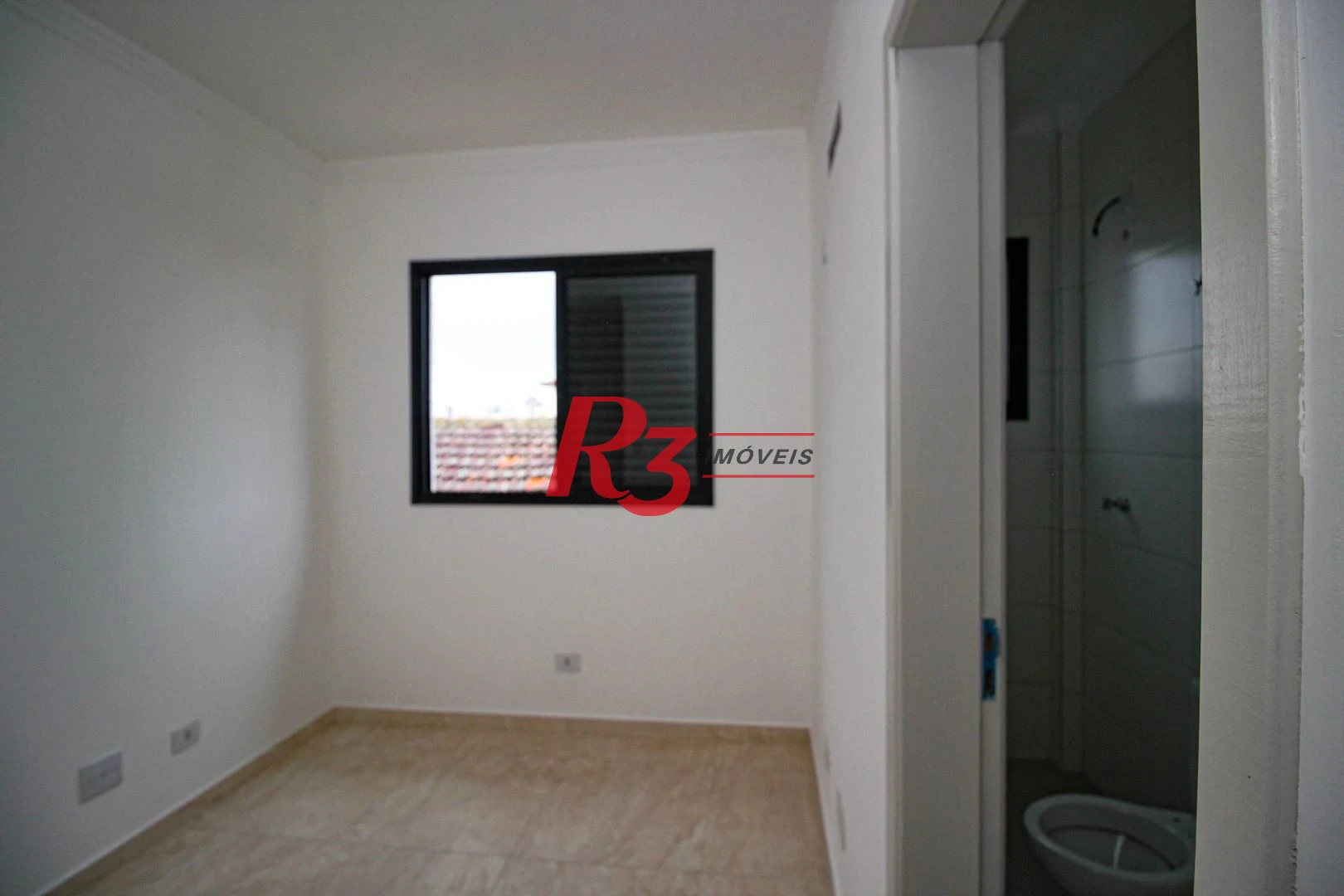 Sobrado triplex  à venda  em villagio no bairro do Macuco. 94 m², 2 suítes, vaga para carro e moto e espaço com churrasqueira !