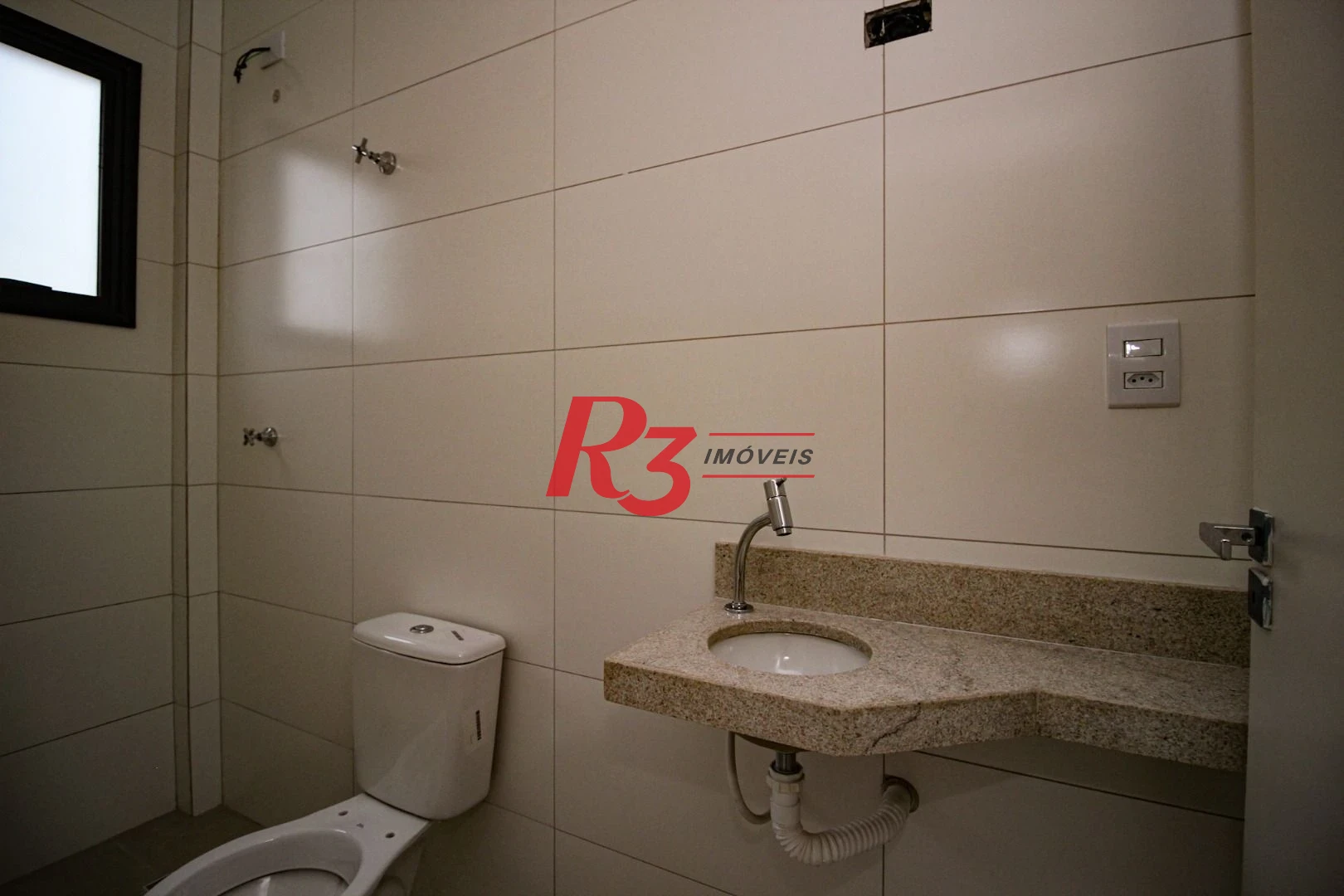 Sobrado triplex  à venda  em villagio no bairro do Macuco. 94 m², 2 suítes, vaga para carro e moto e espaço com churrasqueira !
