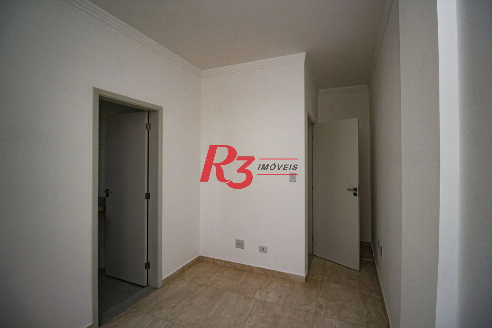 Sobrado triplex  à venda  em villagio no bairro do Macuco. 94 m², 2 suítes, vaga para carro e moto e espaço com churrasqueira !