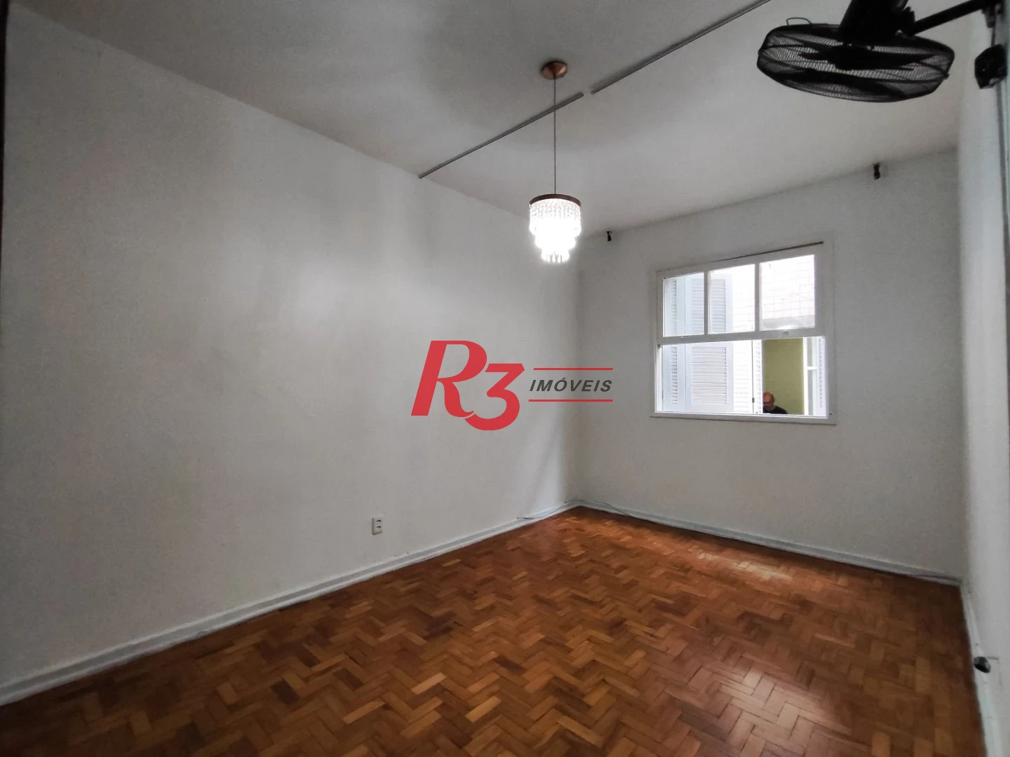 R3 REAL ESTATE VENDE! Apartamento de 2 dormitórios com 70 m² por R$ 300.000 - Marapé - Santos/SP