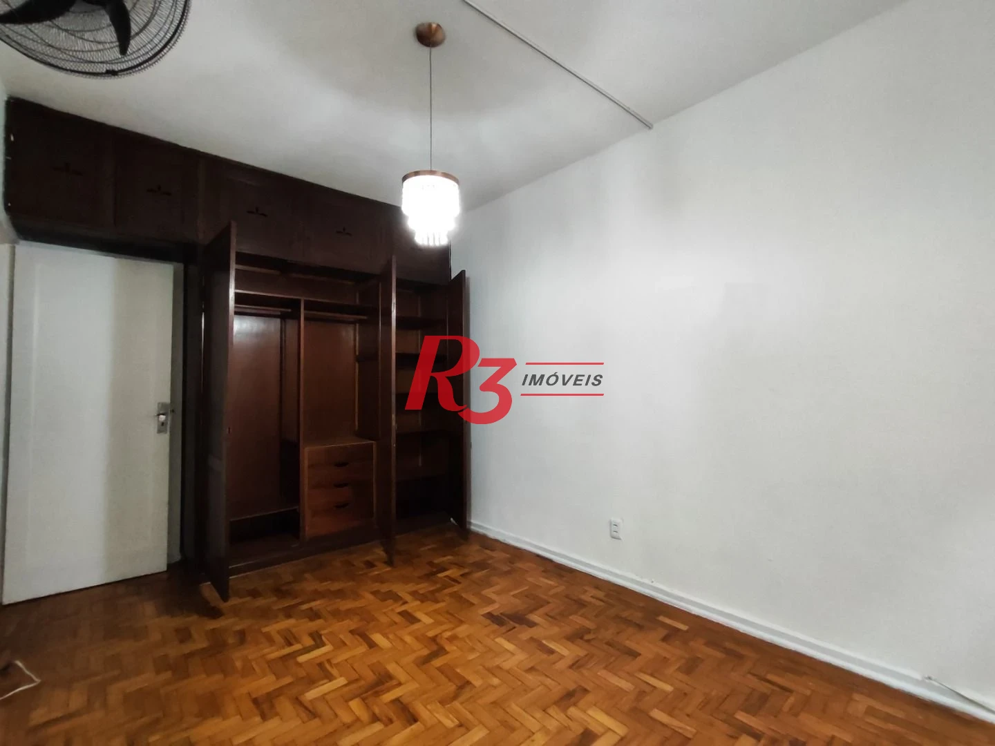 R3 REAL ESTATE VENDE! Apartamento de 2 dormitórios com 70 m² por R$ 300.000 - Marapé - Santos/SP