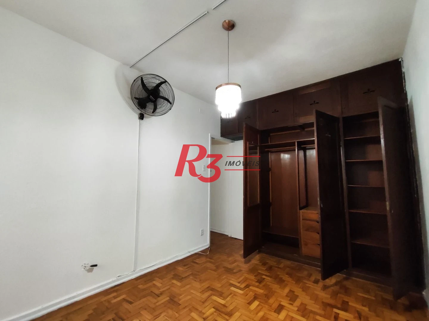 R3 REAL ESTATE VENDE! Apartamento de 2 dormitórios com 70 m² por R$ 300.000 - Marapé - Santos/SP