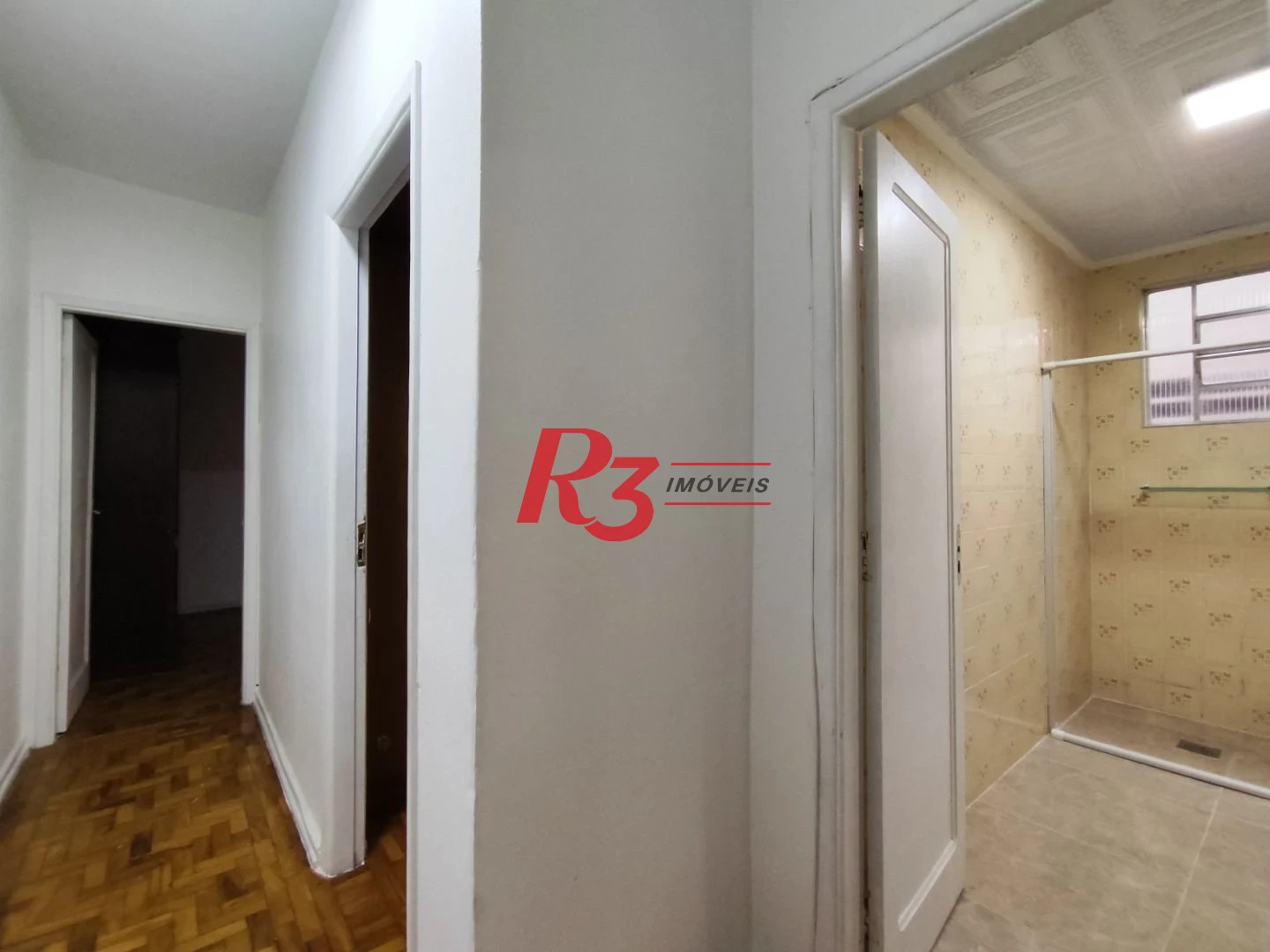 R3 REAL ESTATE VENDE! Apartamento de 2 dormitórios com 70 m² por R$ 300.000 - Marapé - Santos/SP