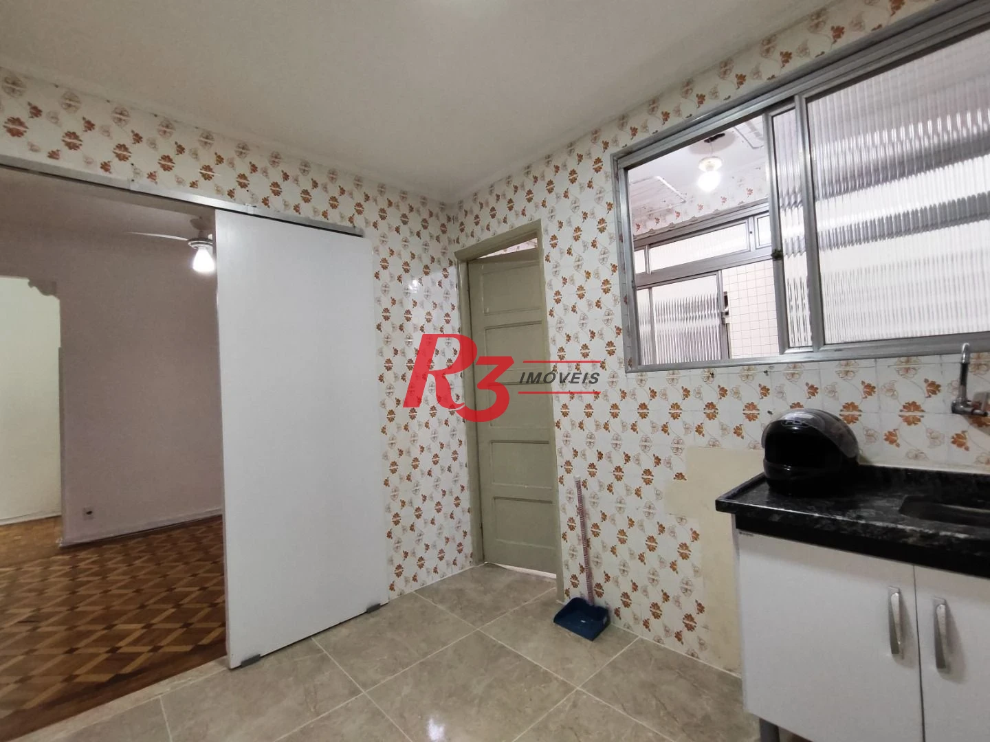 R3 REAL ESTATE VENDE! Apartamento de 2 dormitórios com 70 m² por R$ 300.000 - Marapé - Santos/SP