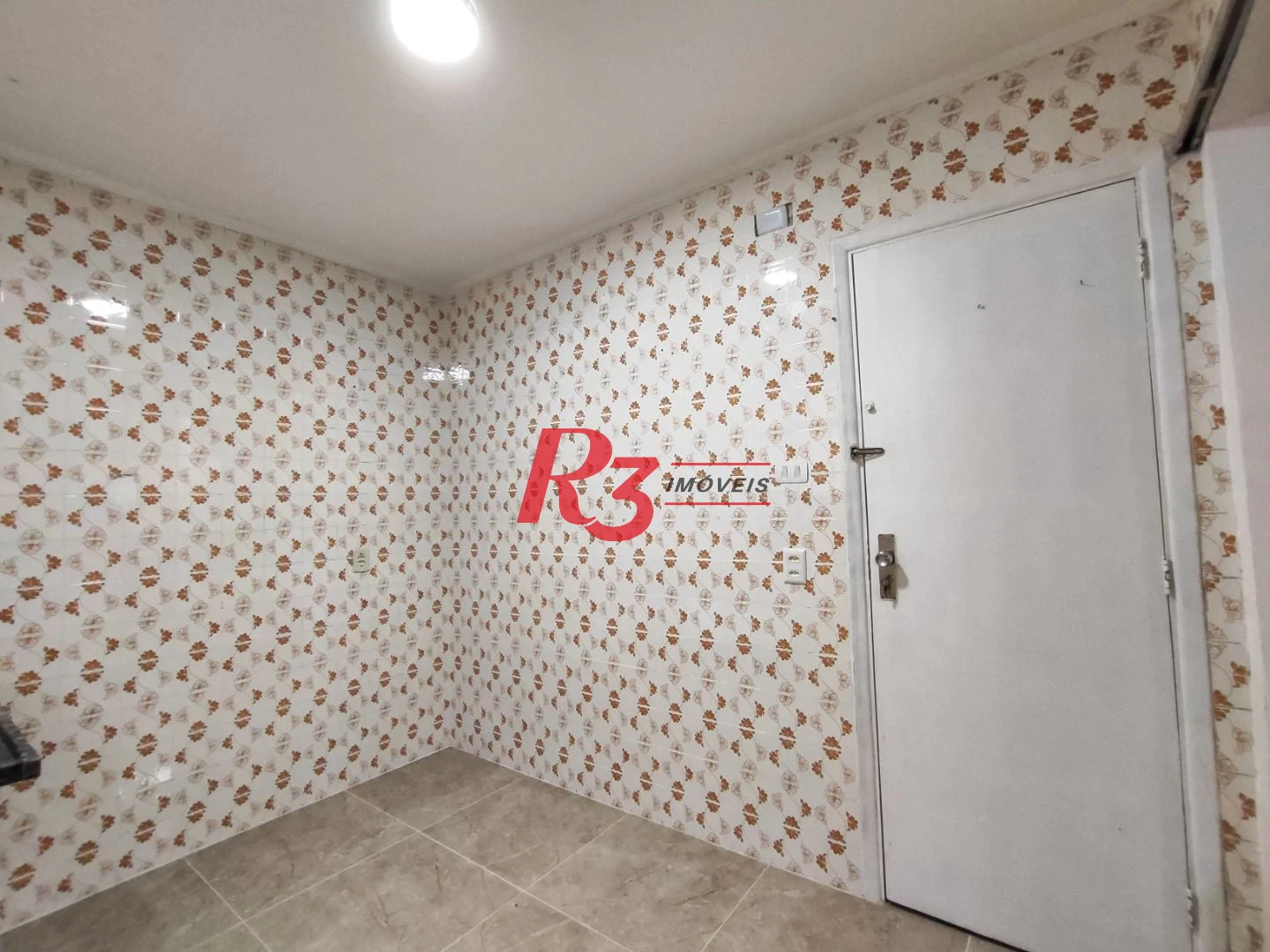R3 REAL ESTATE VENDE! Apartamento de 2 dormitórios com 70 m² por R$ 300.000 - Marapé - Santos/SP