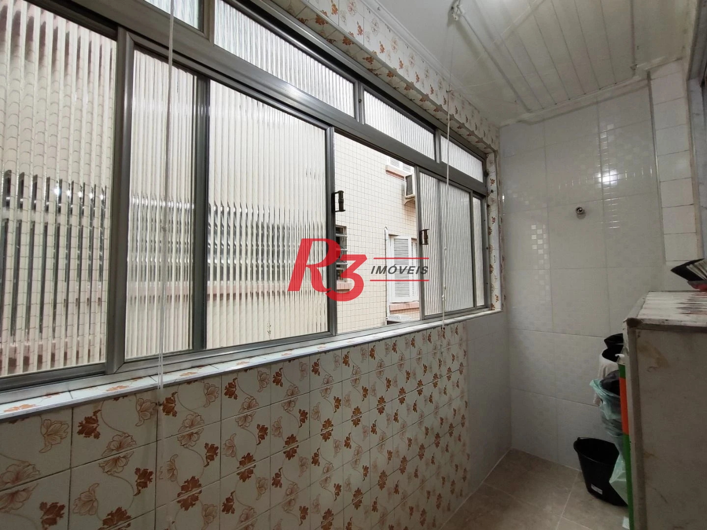 R3 REAL ESTATE VENDE! Apartamento de 2 dormitórios com 70 m² por R$ 300.000 - Marapé - Santos/SP