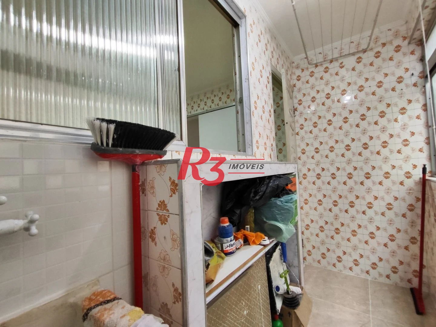 R3 REAL ESTATE VENDE! Apartamento de 2 dormitórios com 70 m² por R$ 300.000 - Marapé - Santos/SP