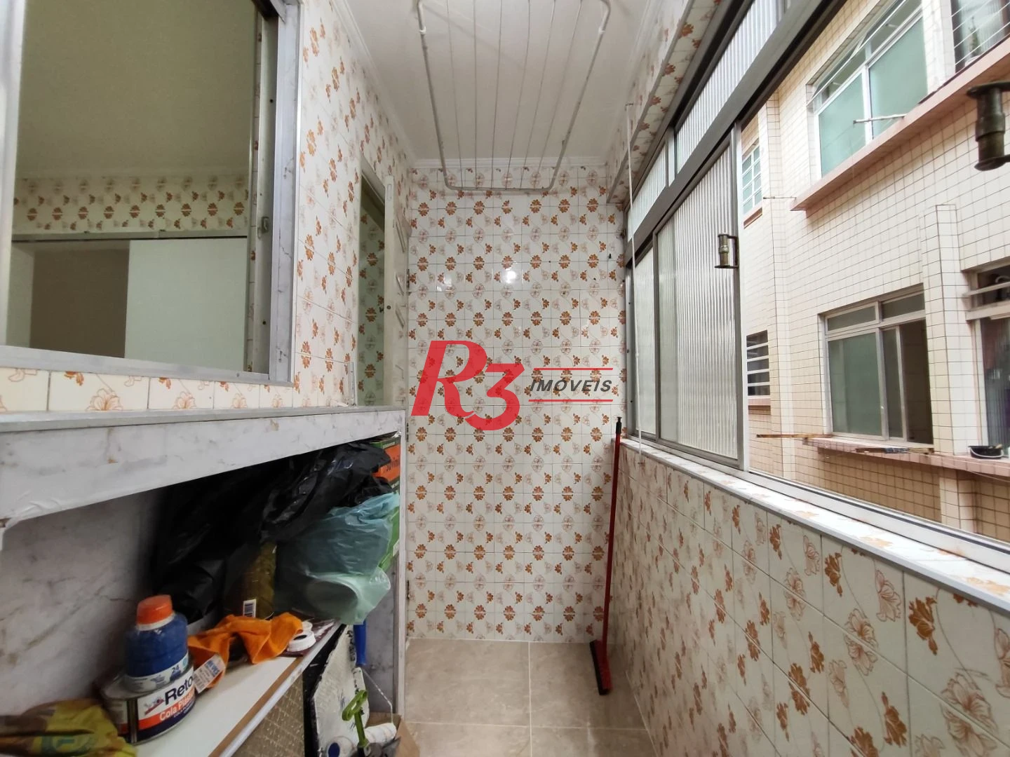R3 REAL ESTATE VENDE! Apartamento de 2 dormitórios com 70 m² por R$ 300.000 - Marapé - Santos/SP