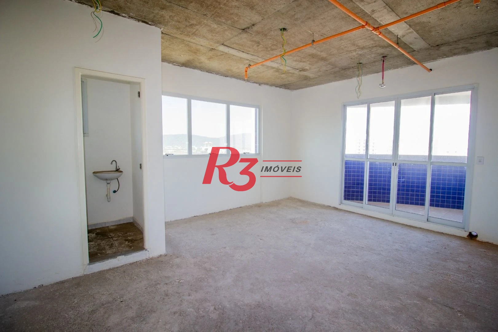 Oportunidade à venda na POnta da Praia, sala coml. em prédio moderno, novinho!! Oportunidade!!!!