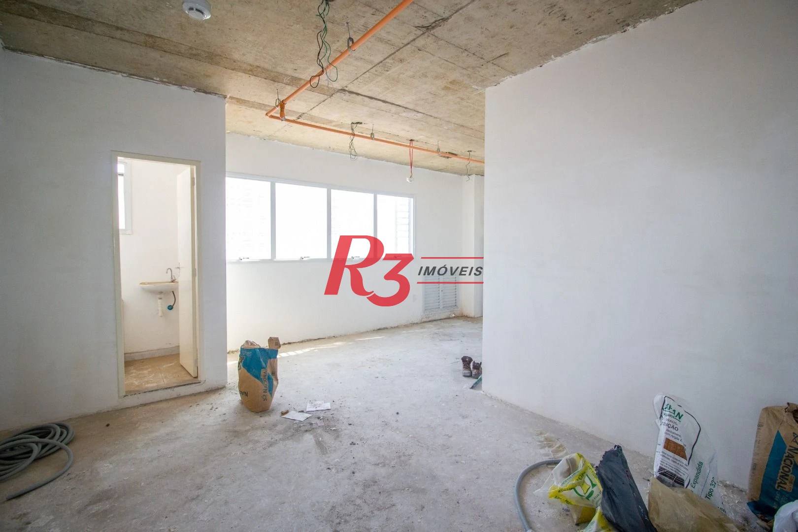 Sala comercial a venda no mais procurado empreendimento da Ponta da Praia! Oportunidade!!