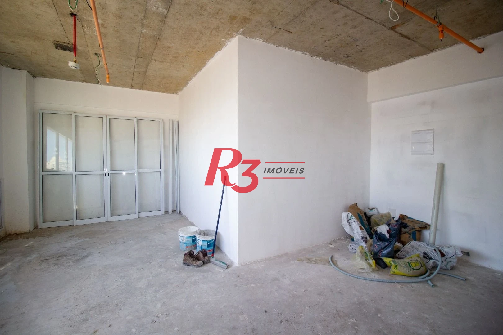 Sala comercial a venda no mais procurado empreendimento da Ponta da Praia! Oportunidade!!