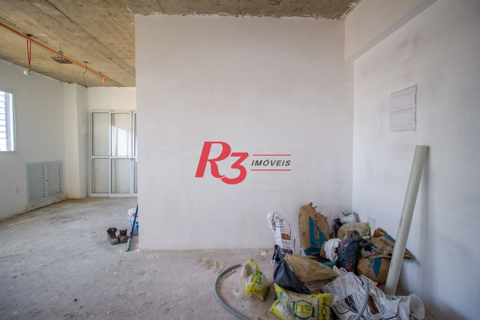 Sala comercial a venda no mais procurado empreendimento da Ponta da Praia! Oportunidade!!