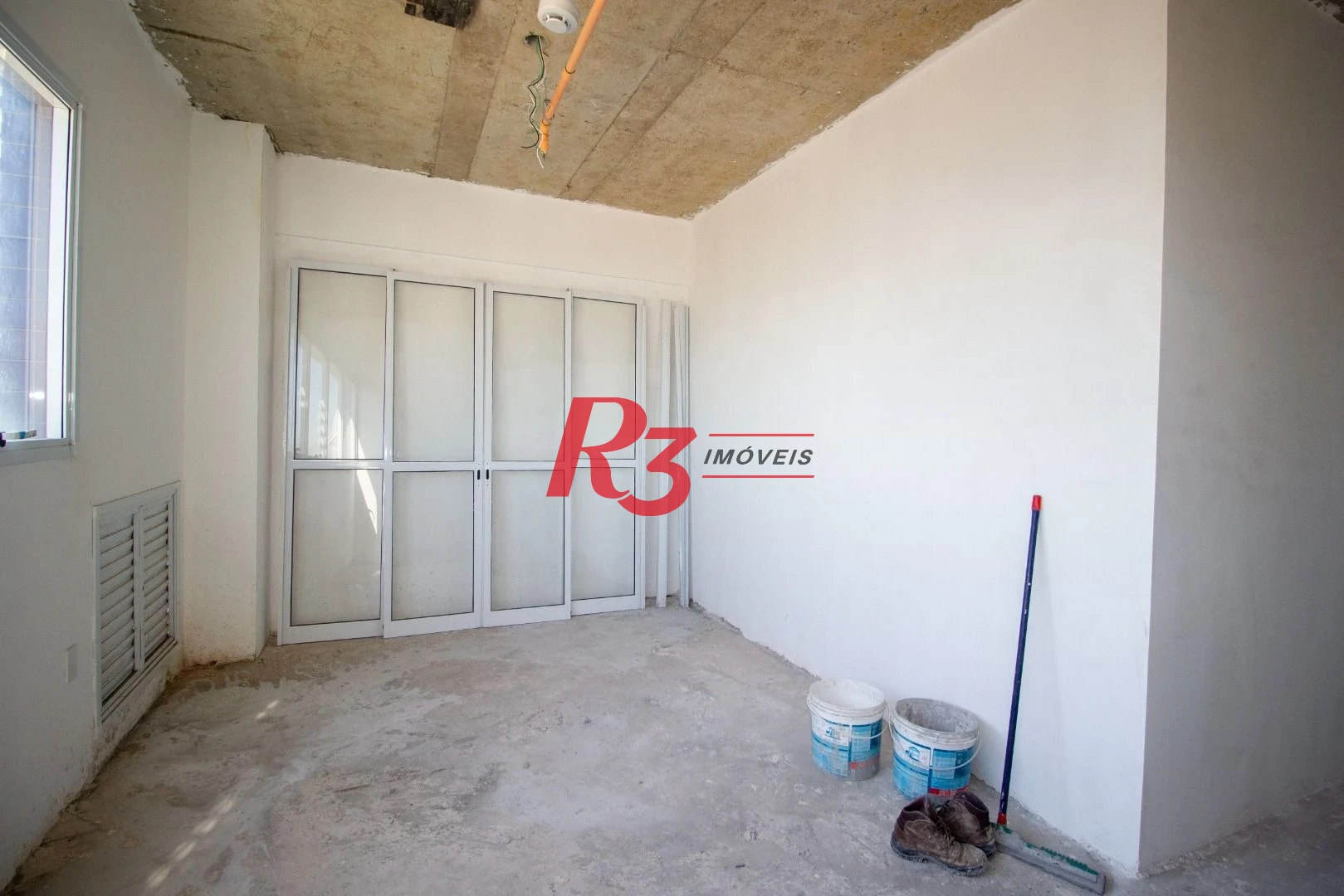 Sala comercial a venda no mais procurado empreendimento da Ponta da Praia! Oportunidade!!