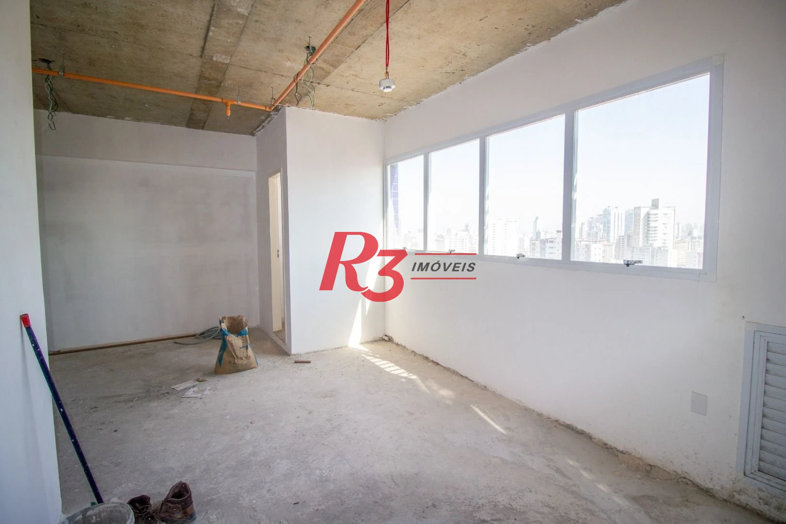 Sala comercial a venda no mais procurado empreendimento da Ponta da Praia! Oportunidade!!