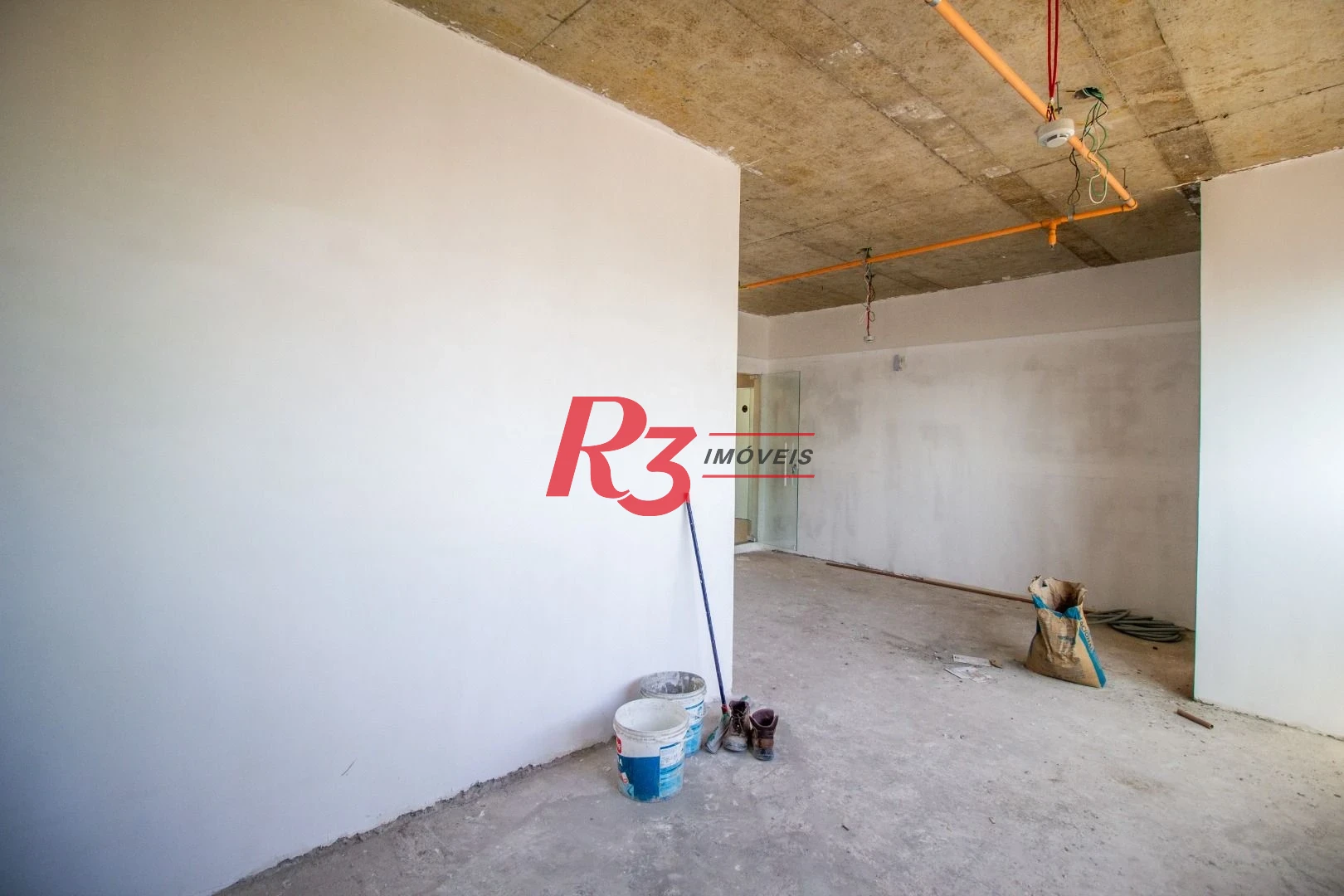 Sala comercial a venda no mais procurado empreendimento da Ponta da Praia! Oportunidade!!
