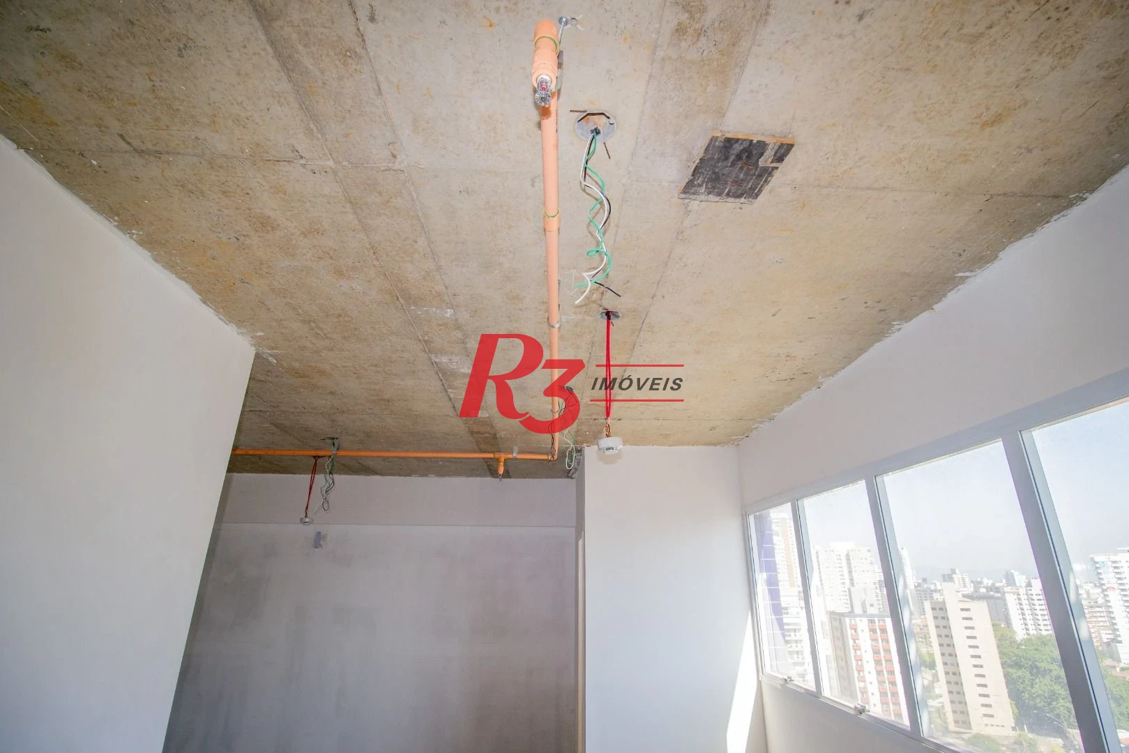 Sala comercial a venda no mais procurado empreendimento da Ponta da Praia! Oportunidade!!