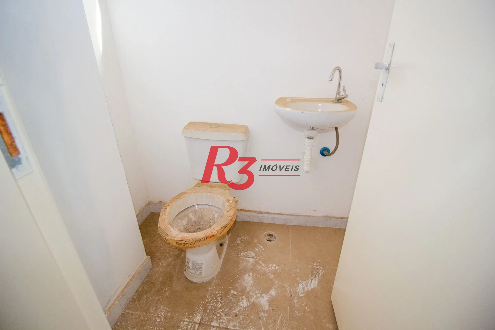 Sala comercial a venda no mais procurado empreendimento da Ponta da Praia! Oportunidade!!