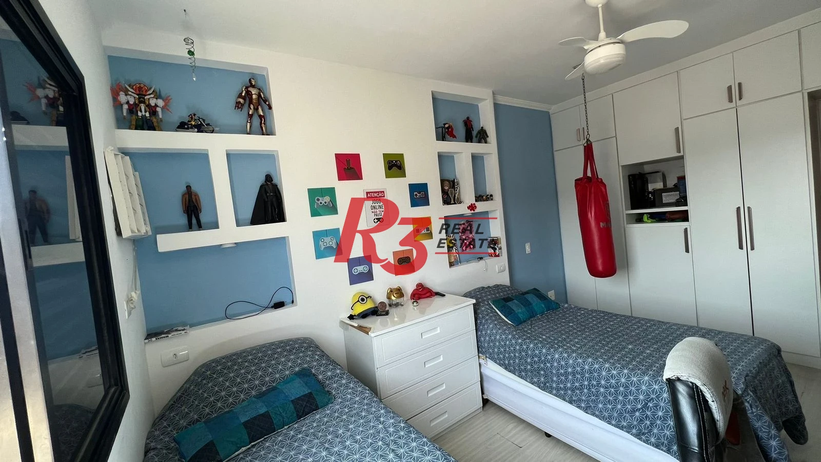 Vende-se excelente apartamento  com três dormitórios no bairro de Campo Grande, em Santos-SP