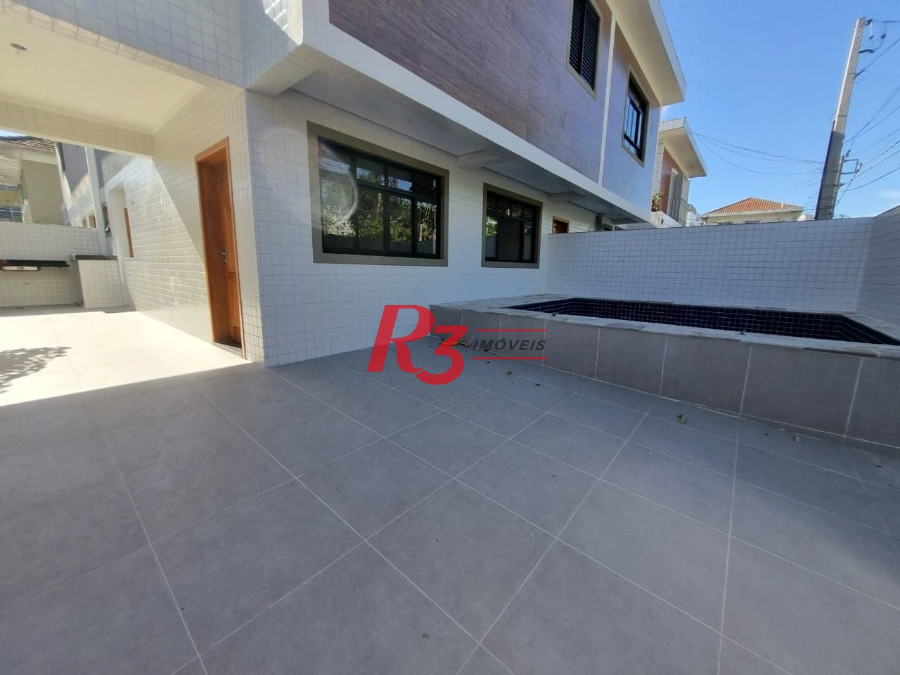 Excelente sobrado à venda na Vila Belmiro, com 140 m² de área construída, 3 suítes, ampla sala, piscina e churrasqueira!!! Oportunidade!