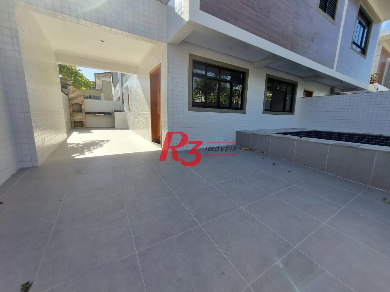 Excelente sobrado à venda na Vila Belmiro, com 140 m² de área construída, 3 suítes, ampla sala, piscina e churrasqueira!!! Oportunidade!