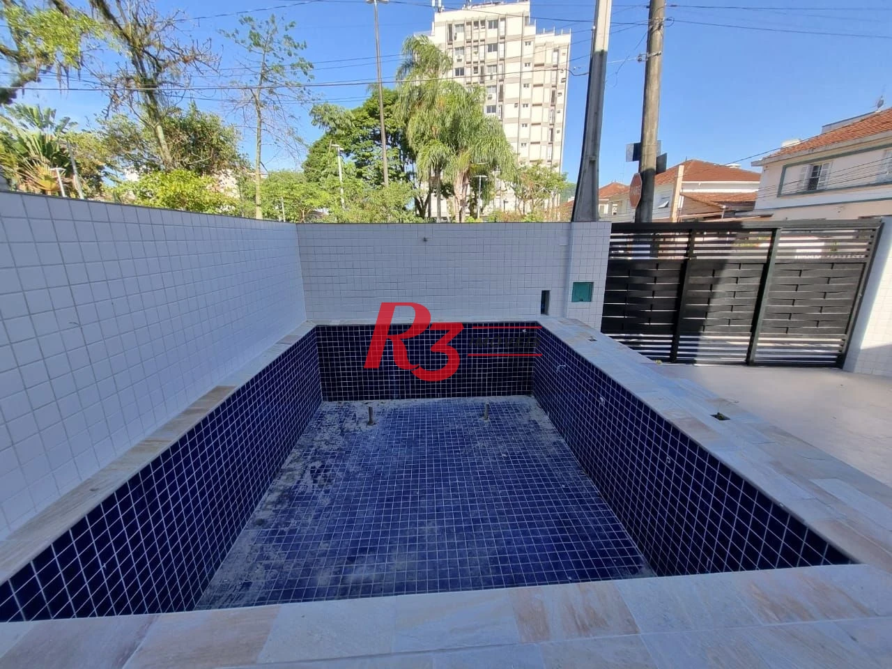 Excelente sobrado à venda na Vila Belmiro, com 140 m² de área construída, 3 suítes, ampla sala, piscina e churrasqueira!!! Oportunidade!