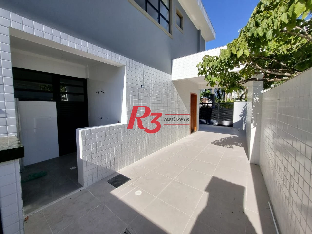 Excelente sobrado à venda na Vila Belmiro, com 140 m² de área construída, 3 suítes, ampla sala, piscina e churrasqueira!!! Oportunidade!