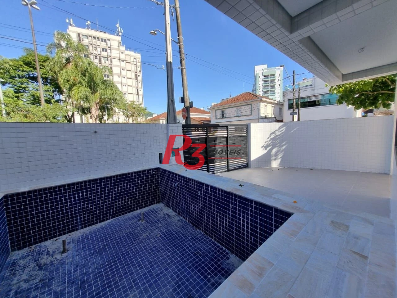 Excelente sobrado à venda na Vila Belmiro, com 140 m² de área construída, 3 suítes, ampla sala, piscina e churrasqueira!!! Oportunidade!