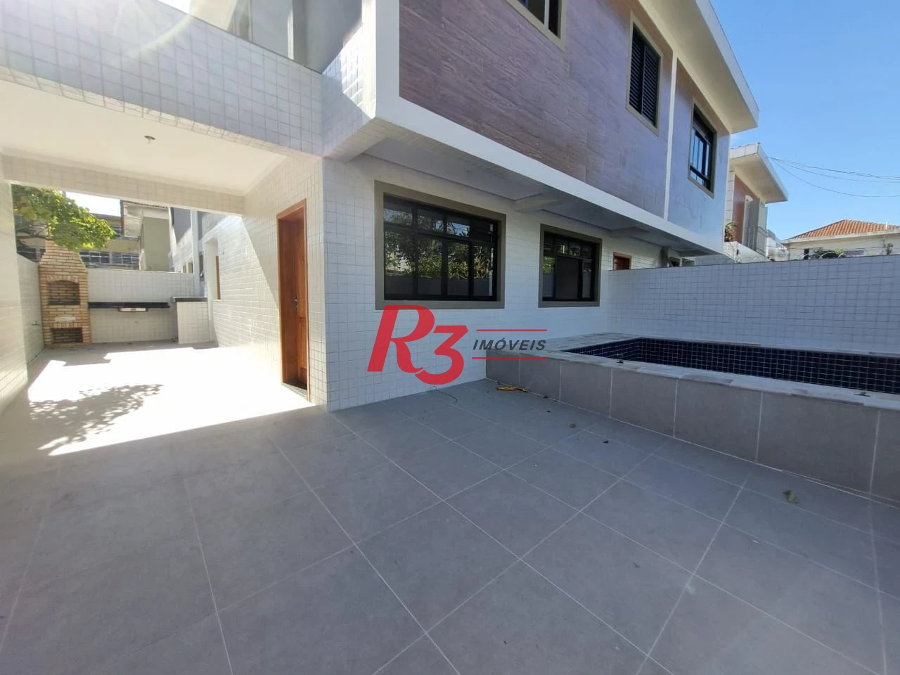 Excelente sobrado à venda na Vila Belmiro, com 140 m² de área construída, 3 suítes, ampla sala, piscina e churrasqueira!!! Oportunidade!