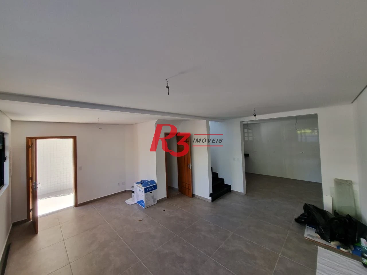 Excelente sobrado à venda na Vila Belmiro, com 140 m² de área construída, 3 suítes, ampla sala, piscina e churrasqueira!!! Oportunidade!