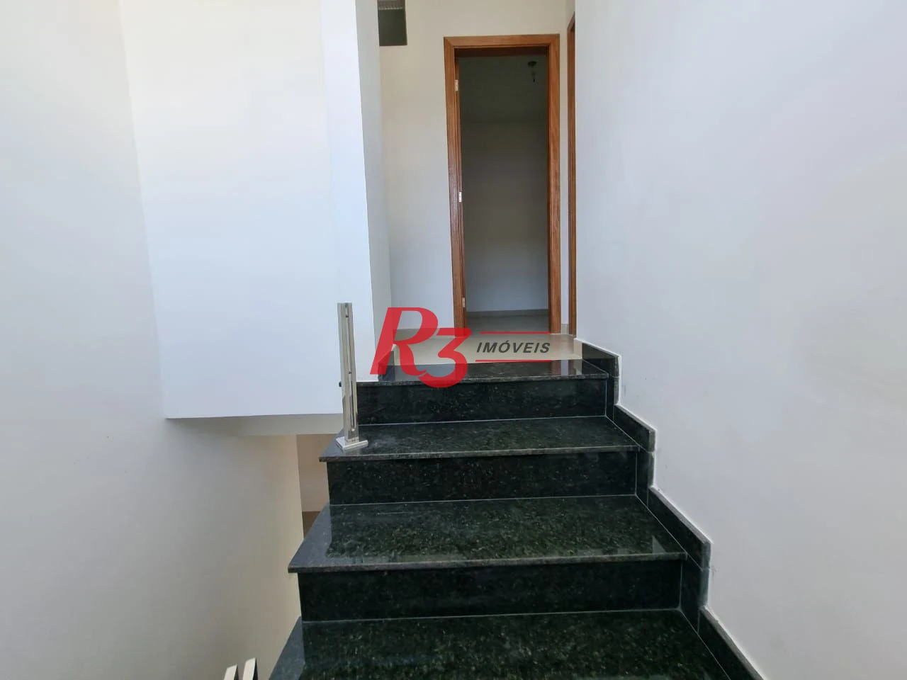 Excelente sobrado à venda na Vila Belmiro, com 140 m² de área construída, 3 suítes, ampla sala, piscina e churrasqueira!!! Oportunidade!