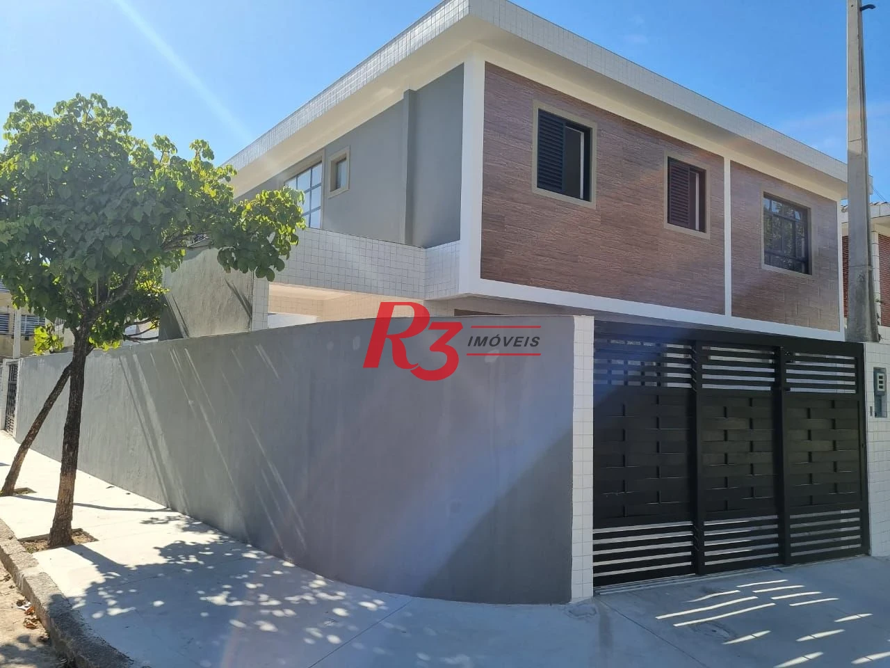 Excelente sobrado à venda na Vila Belmiro, com 140 m² de área construída, 3 suítes, ampla sala, piscina e churrasqueira!!! Oportunidade!