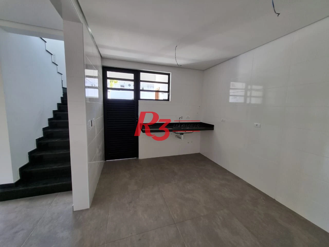 Excelente sobrado à venda na Vila Belmiro, com 140 m² de área construída, 3 suítes, ampla sala, piscina e churrasqueira!!! Oportunidade!