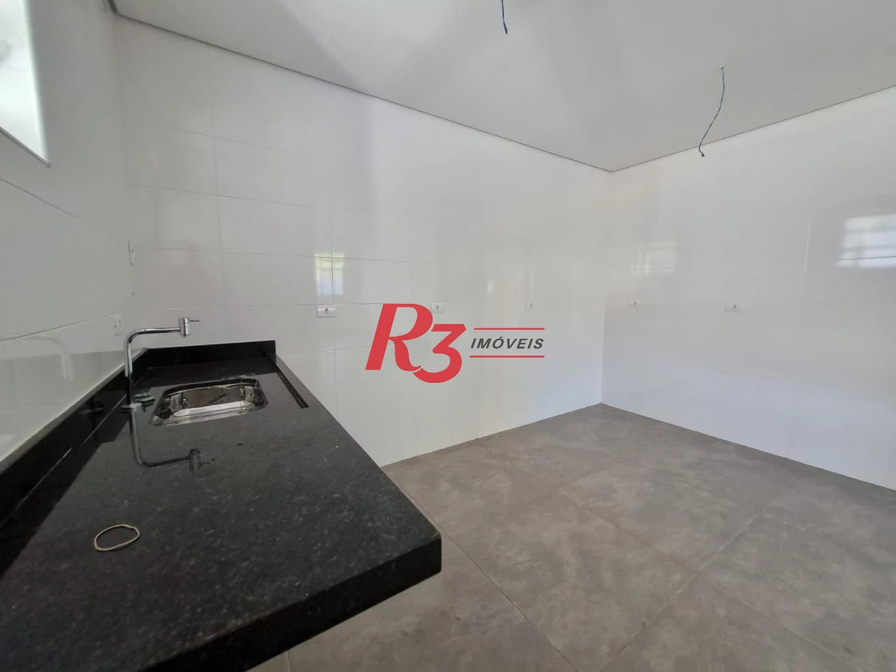 Excelente sobrado à venda na Vila Belmiro, com 140 m² de área construída, 3 suítes, ampla sala, piscina e churrasqueira!!! Oportunidade!