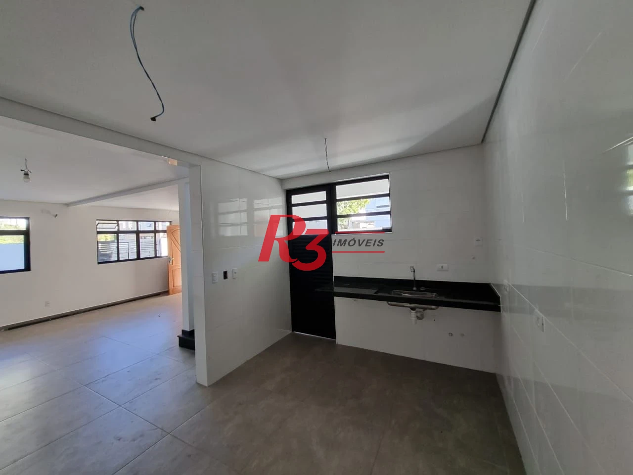 Excelente sobrado à venda na Vila Belmiro, com 140 m² de área construída, 3 suítes, ampla sala, piscina e churrasqueira!!! Oportunidade!