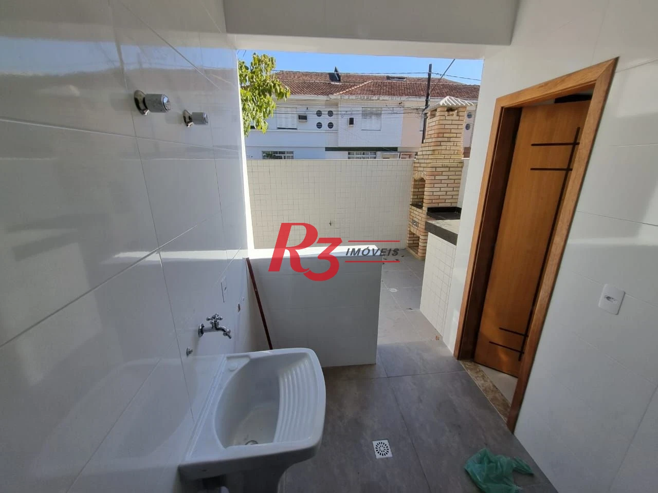 Excelente sobrado à venda na Vila Belmiro, com 140 m² de área construída, 3 suítes, ampla sala, piscina e churrasqueira!!! Oportunidade!