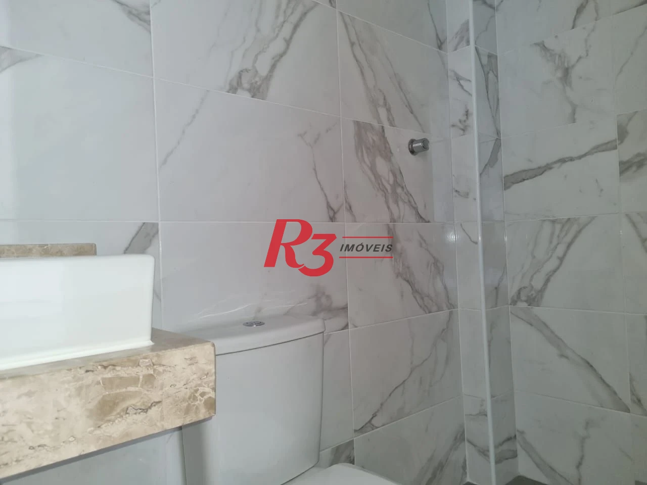 Excelente sobrado à venda na Vila Belmiro, com 140 m² de área construída, 3 suítes, ampla sala, piscina e churrasqueira!!! Oportunidade!