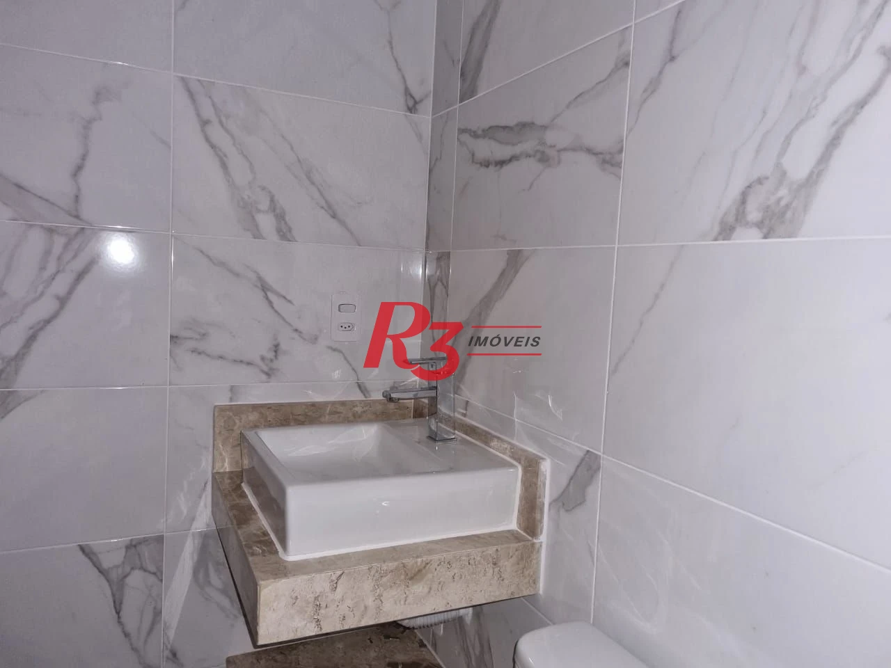 Excelente sobrado à venda na Vila Belmiro, com 140 m² de área construída, 3 suítes, ampla sala, piscina e churrasqueira!!! Oportunidade!
