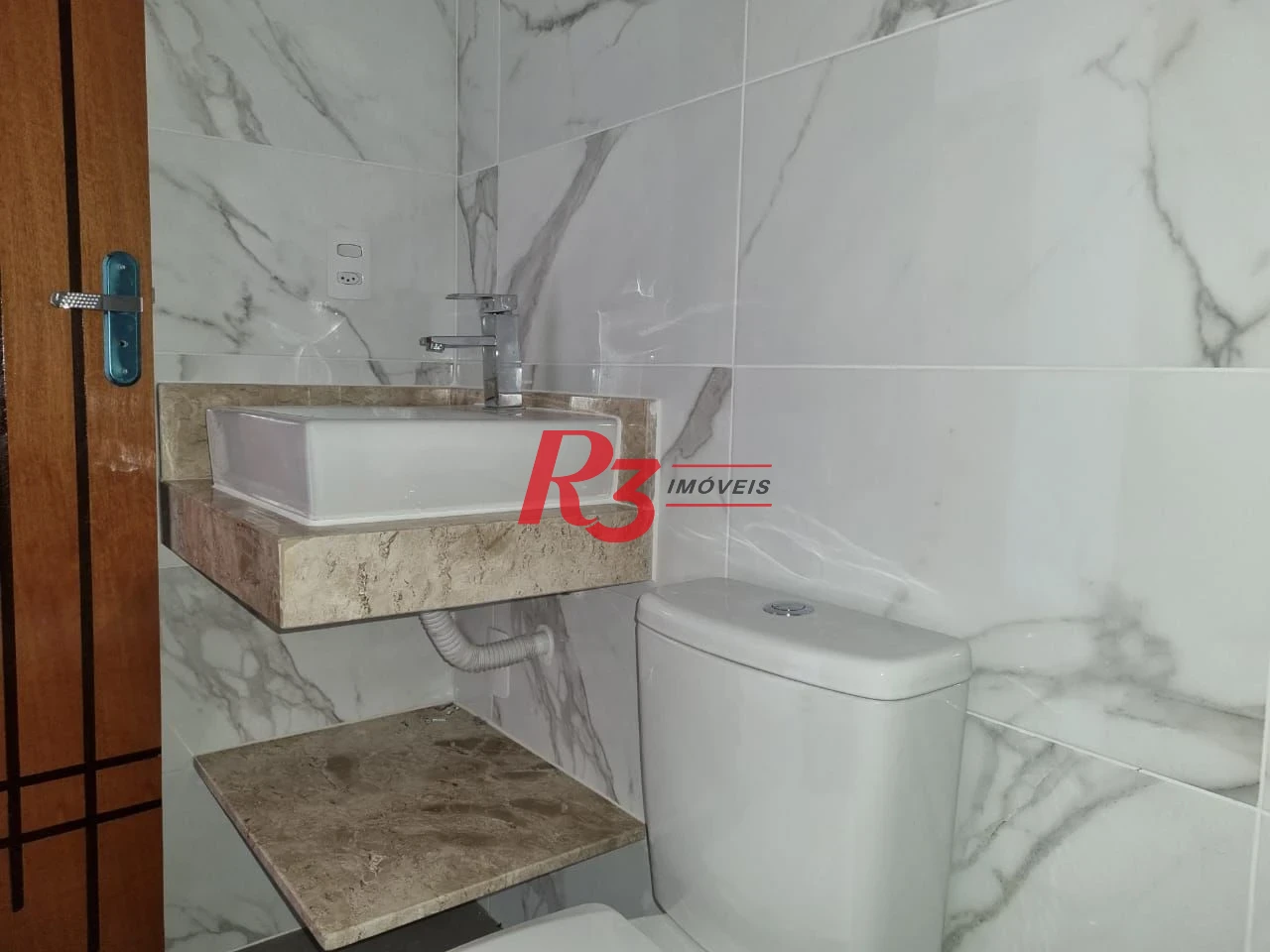 Excelente sobrado à venda na Vila Belmiro, com 140 m² de área construída, 3 suítes, ampla sala, piscina e churrasqueira!!! Oportunidade!