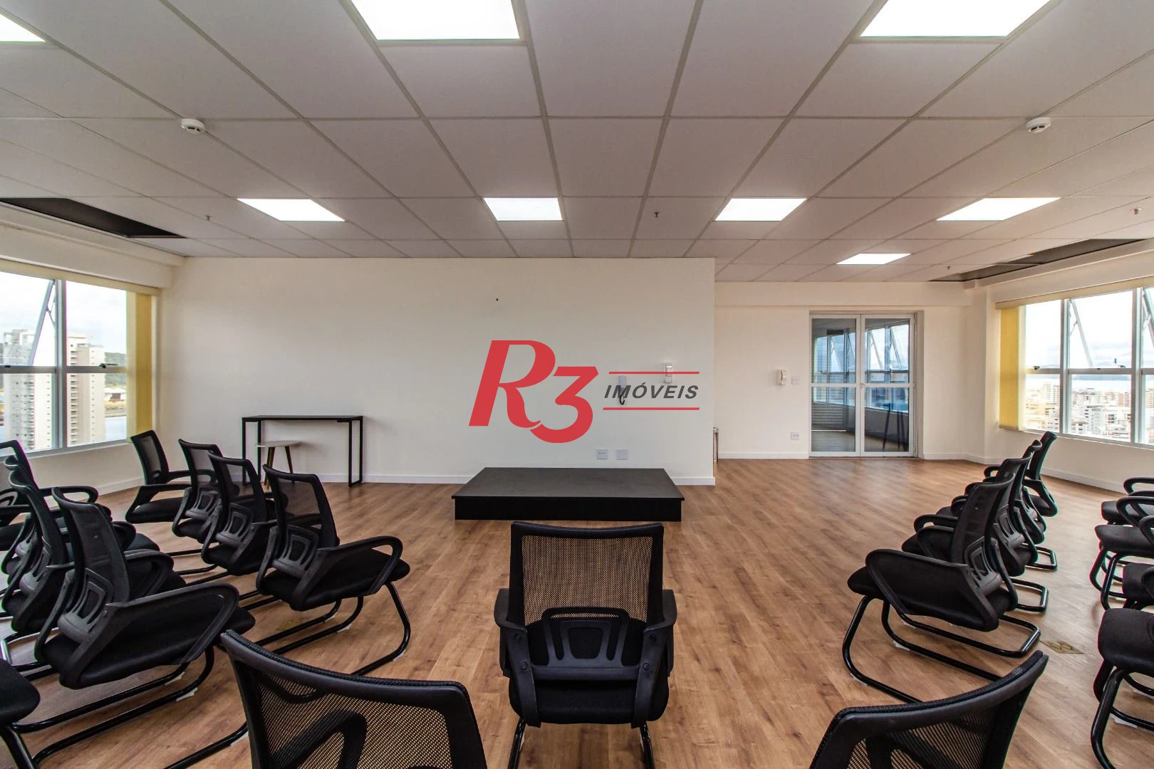 Sala comercial à venda no empreendimento mais requisitado da Ponta da Praia! Oportunidade!!