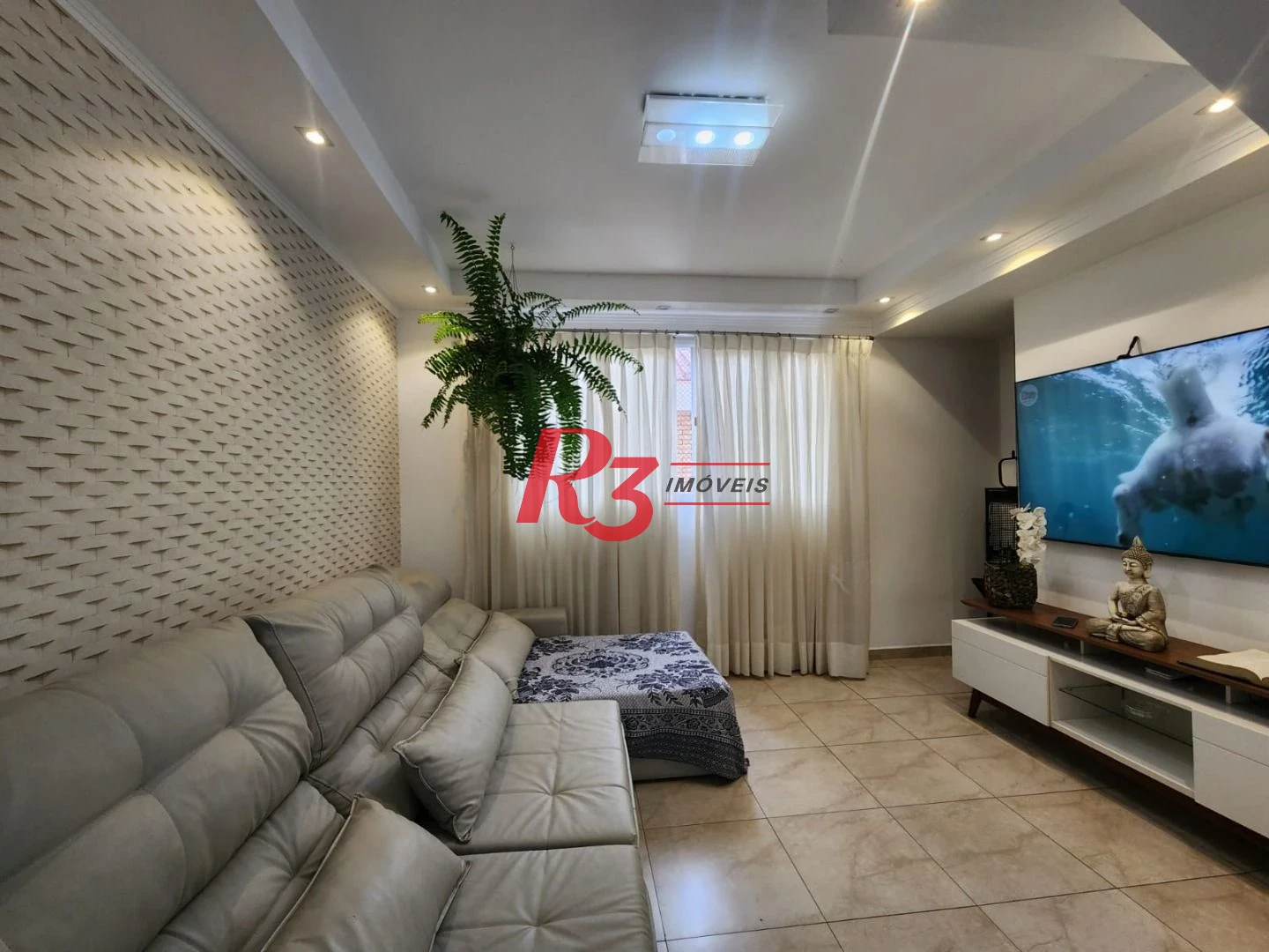 Linda casa mobiliada em Vilaggio, 2 suítes, garagem fechada, churrasqueira individual, piscina e salão de festas.