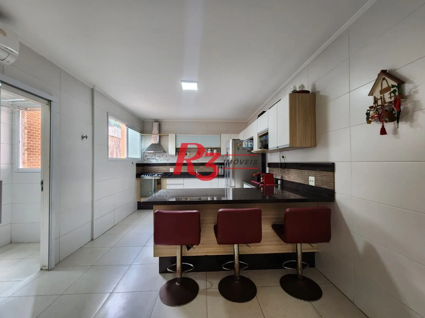 Linda casa mobiliada em Vilaggio, 2 suítes, garagem fechada, churrasqueira individual, piscina e salão de festas.