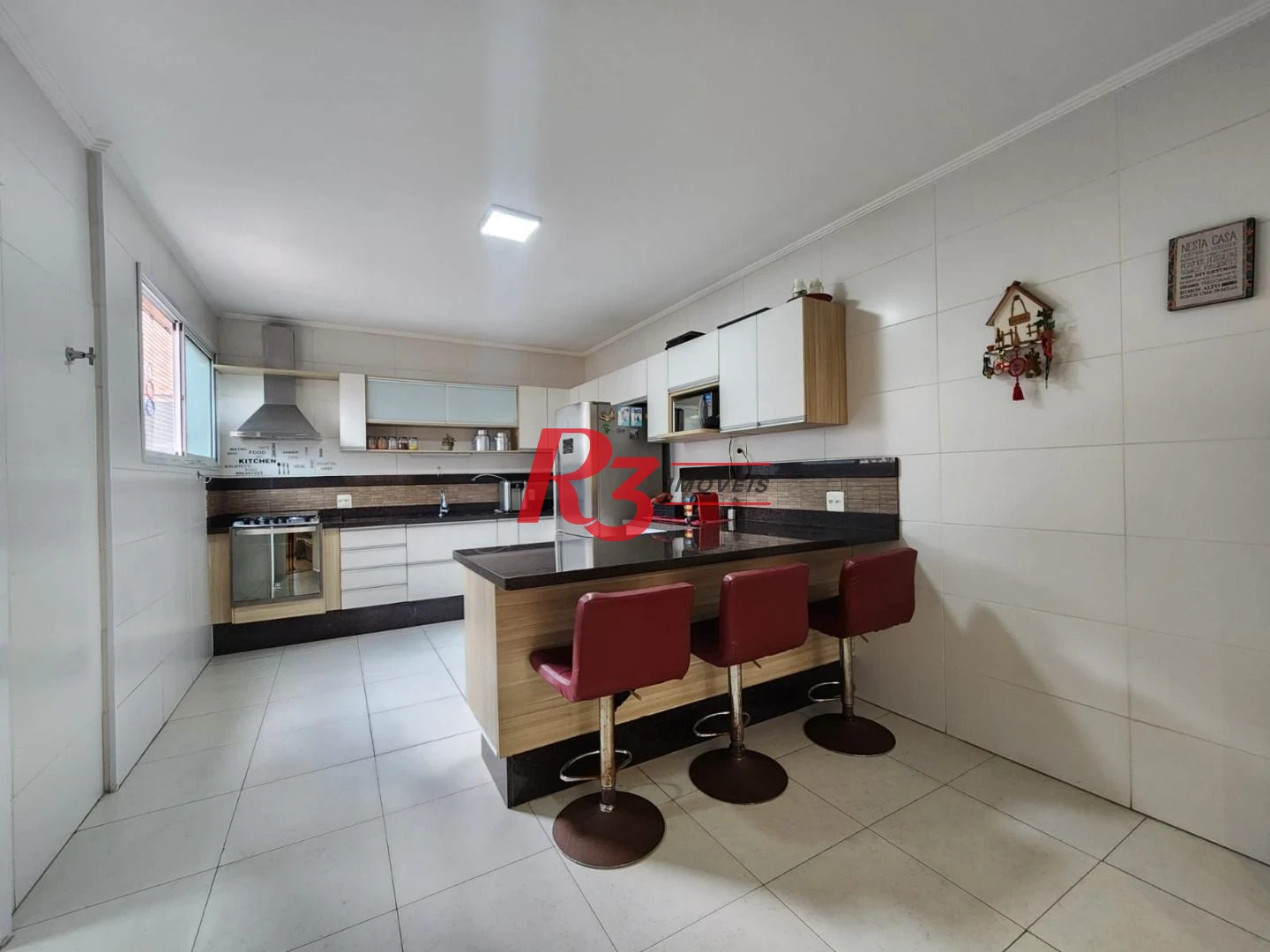 Linda casa mobiliada em Vilaggio, 2 suítes, garagem fechada, churrasqueira individual, piscina e salão de festas.