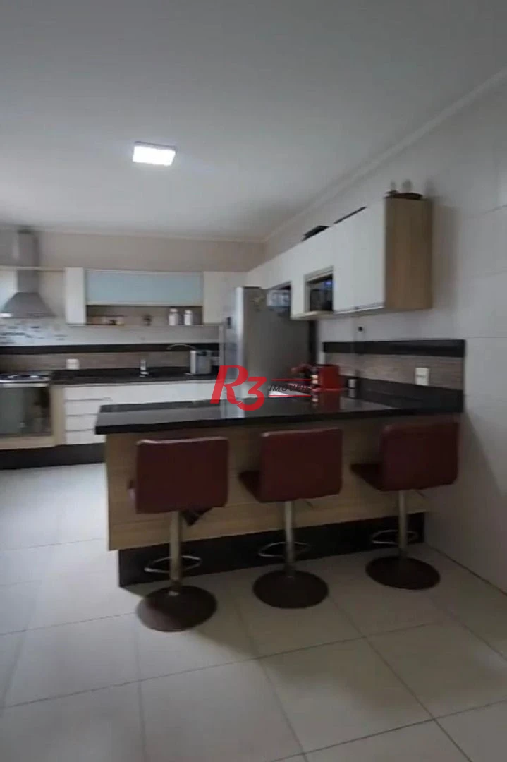 Linda casa mobiliada em Vilaggio, 2 suítes, garagem fechada, churrasqueira individual, piscina e salão de festas.