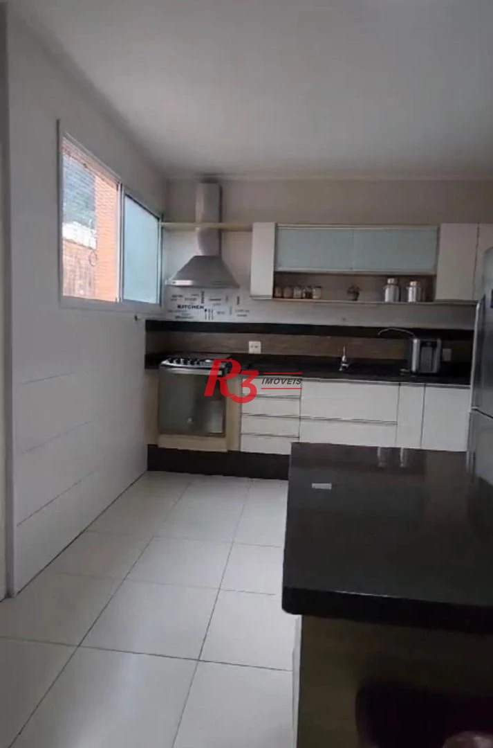 Linda casa mobiliada em Vilaggio, 2 suítes, garagem fechada, churrasqueira individual, piscina e salão de festas.