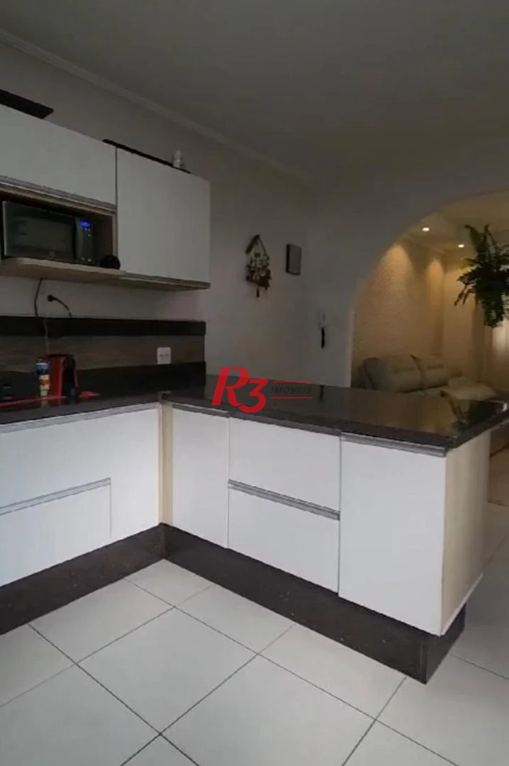 Linda casa mobiliada em Vilaggio, 2 suítes, garagem fechada, churrasqueira individual, piscina e salão de festas.