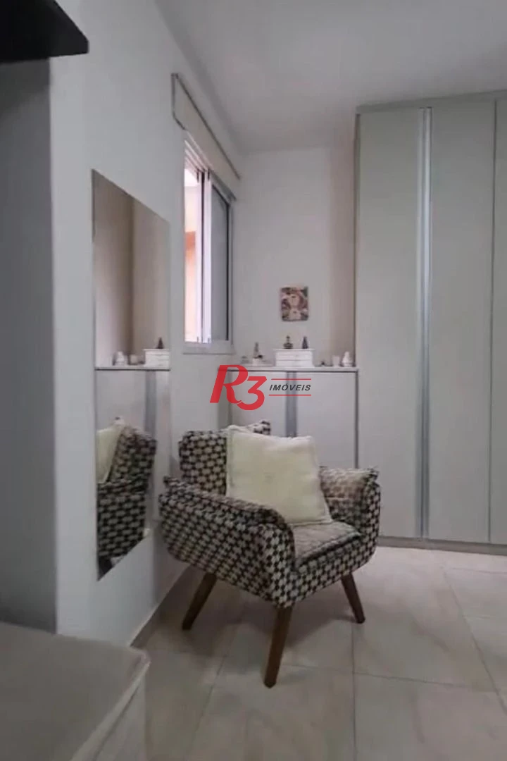 Linda casa mobiliada em Vilaggio, 2 suítes, garagem fechada, churrasqueira individual, piscina e salão de festas.
