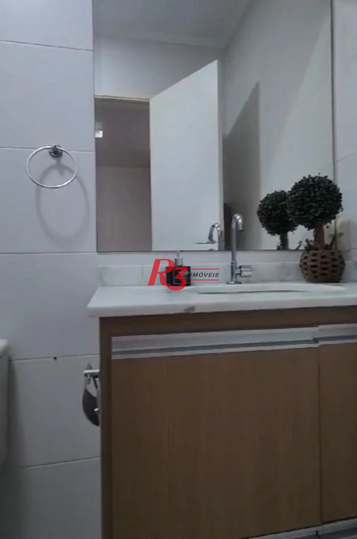 Linda casa mobiliada em Vilaggio, 2 suítes, garagem fechada, churrasqueira individual, piscina e salão de festas.