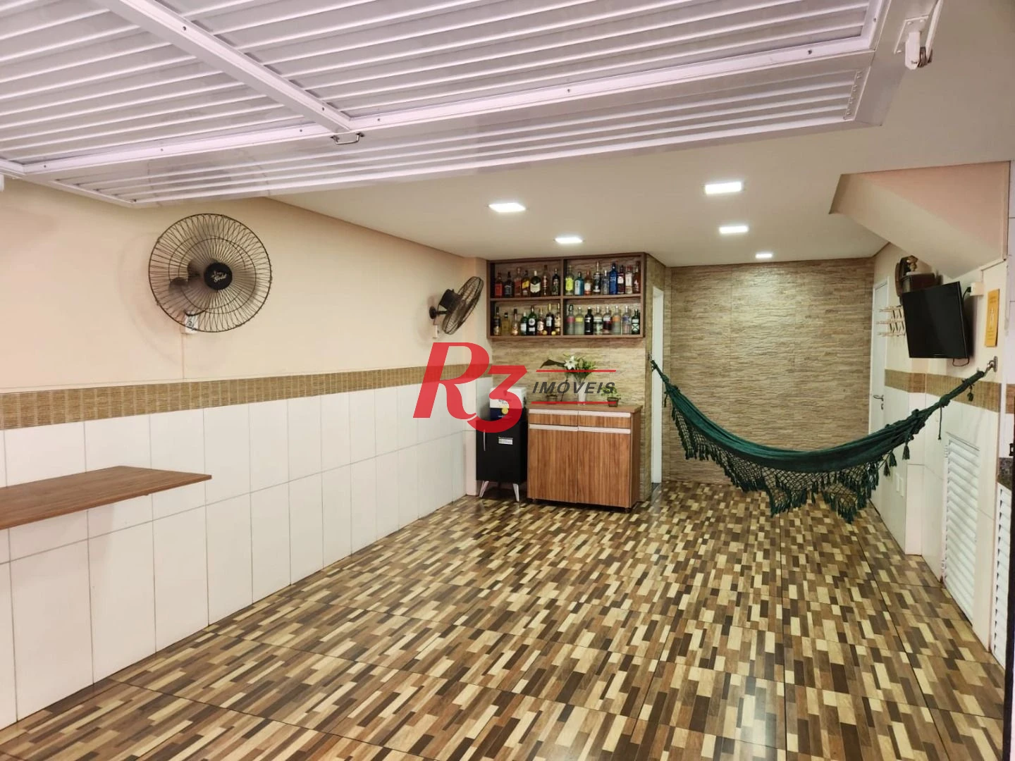Linda casa mobiliada em Vilaggio, 2 suítes, garagem fechada, churrasqueira individual, piscina e salão de festas.